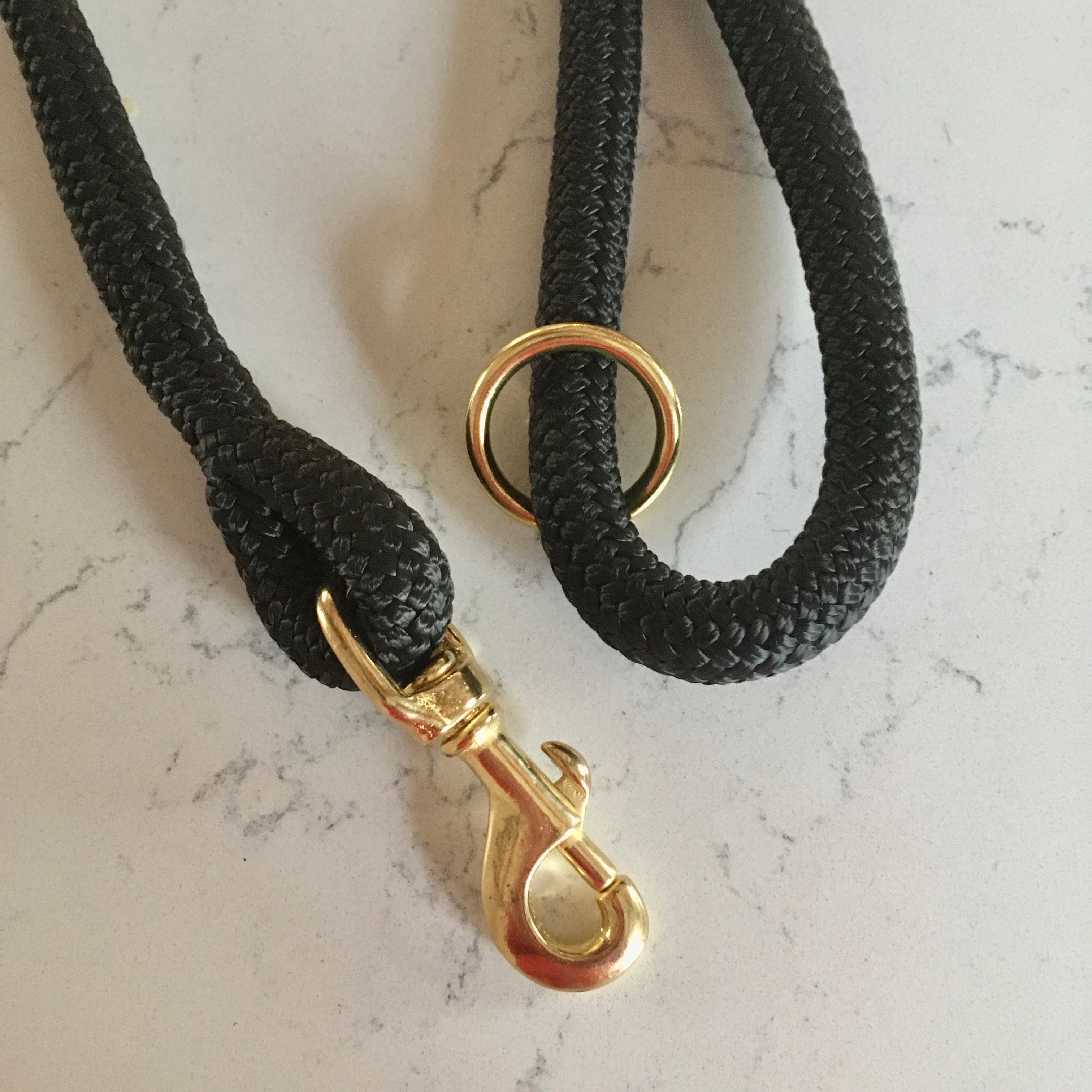 Close-up of Oonalfie Chunky clip lead showing thick rope construction and brass hardware