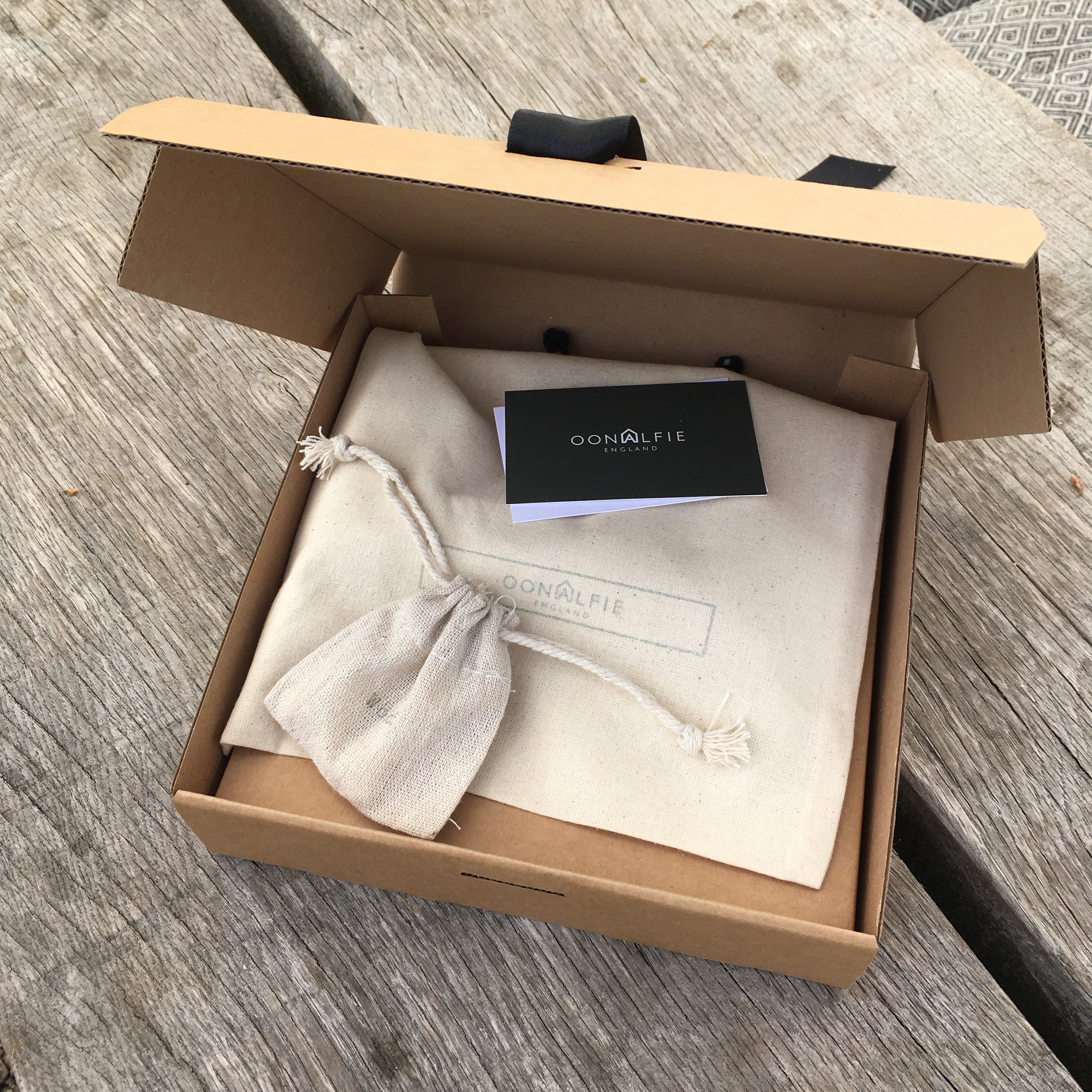 Oonalfie Seychelles small collar in eco-friendly packaging