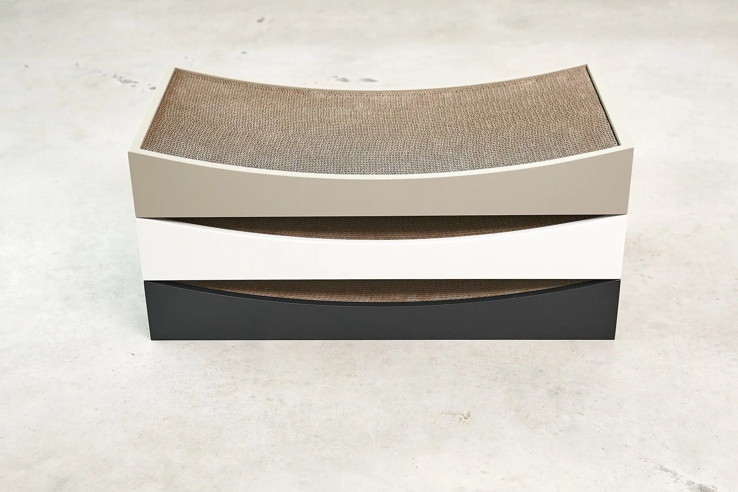 MiaCara Gratta oak wood cat scratching board - lifestyle 3
