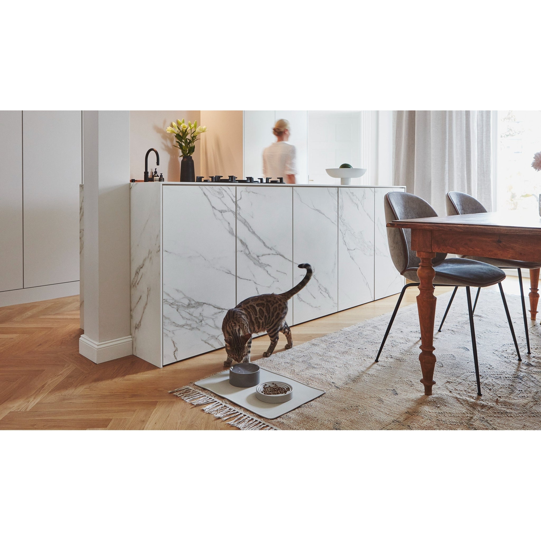 MiaCara Piatto Cat Elevated Bowl - Lifestyle image