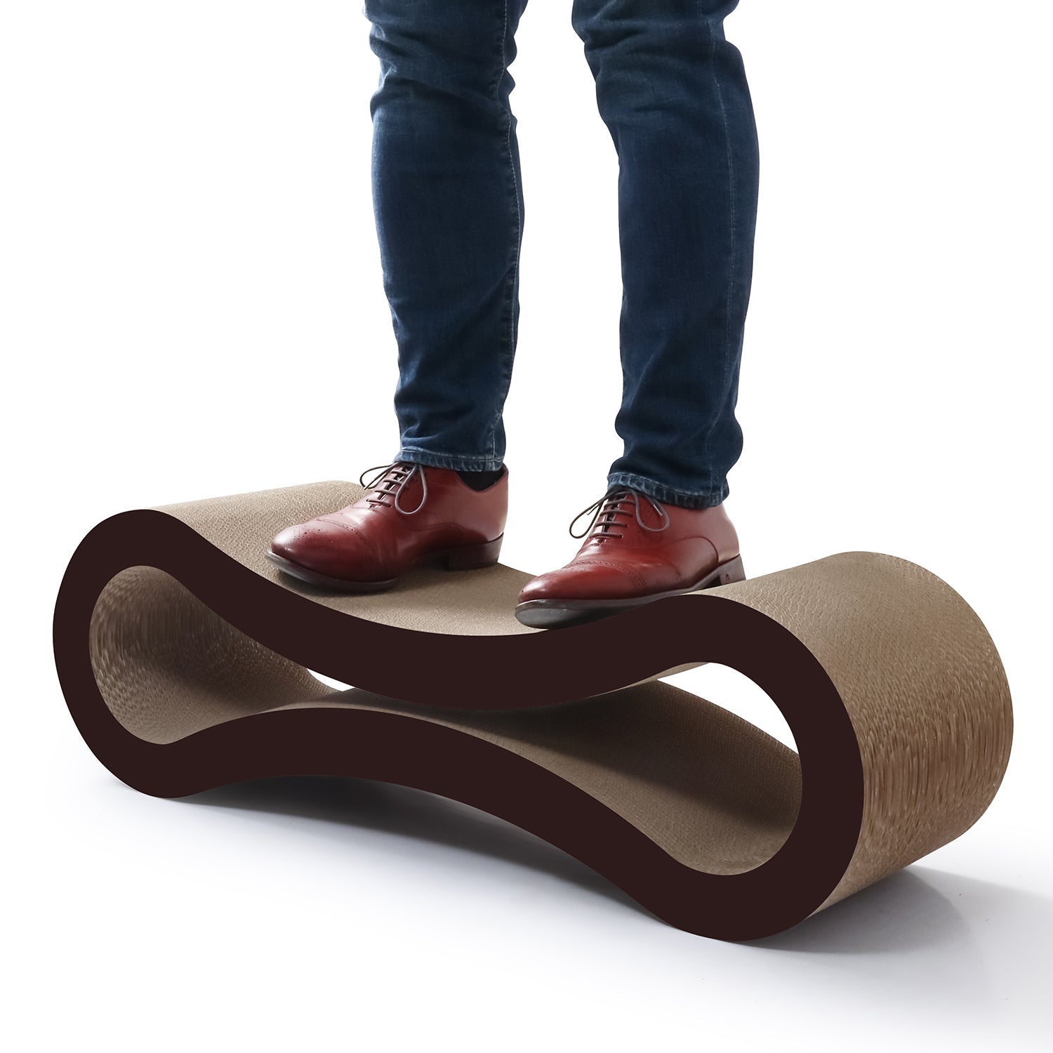 PetFocus cat scratcher lounge detail in walnut brown showing recyclable cardboard texture