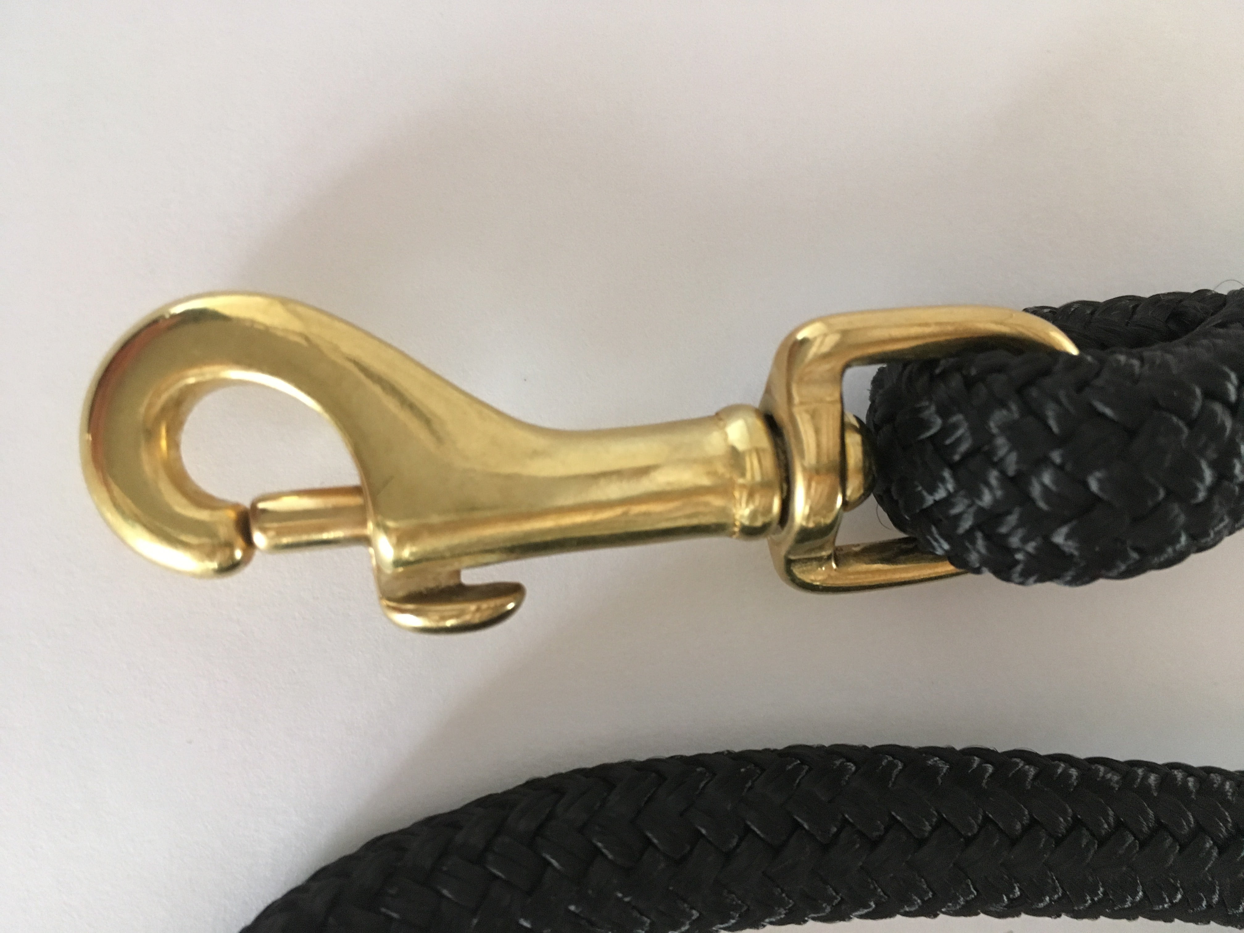 Oonalfie Classic clip lead in eco-friendly packaging with drawstring pouch and brand card