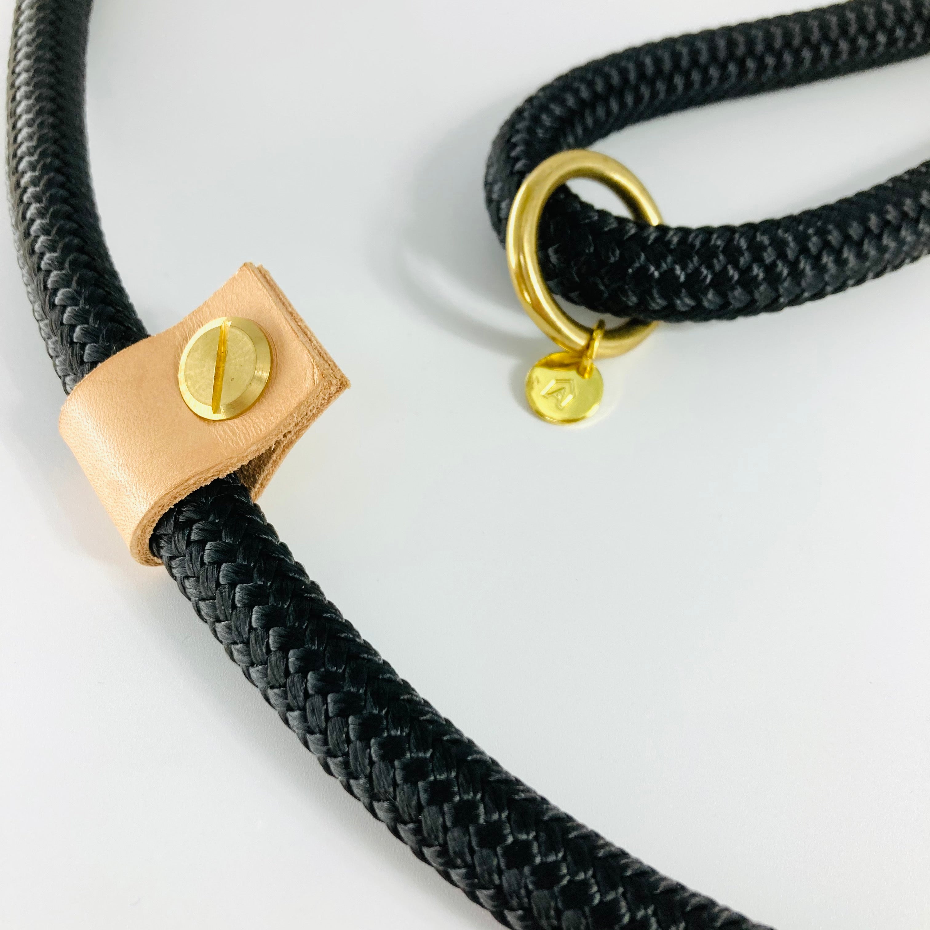 Close-up of Oonalfie Puppy slip lead showing 10mm rope construction and brass hardware