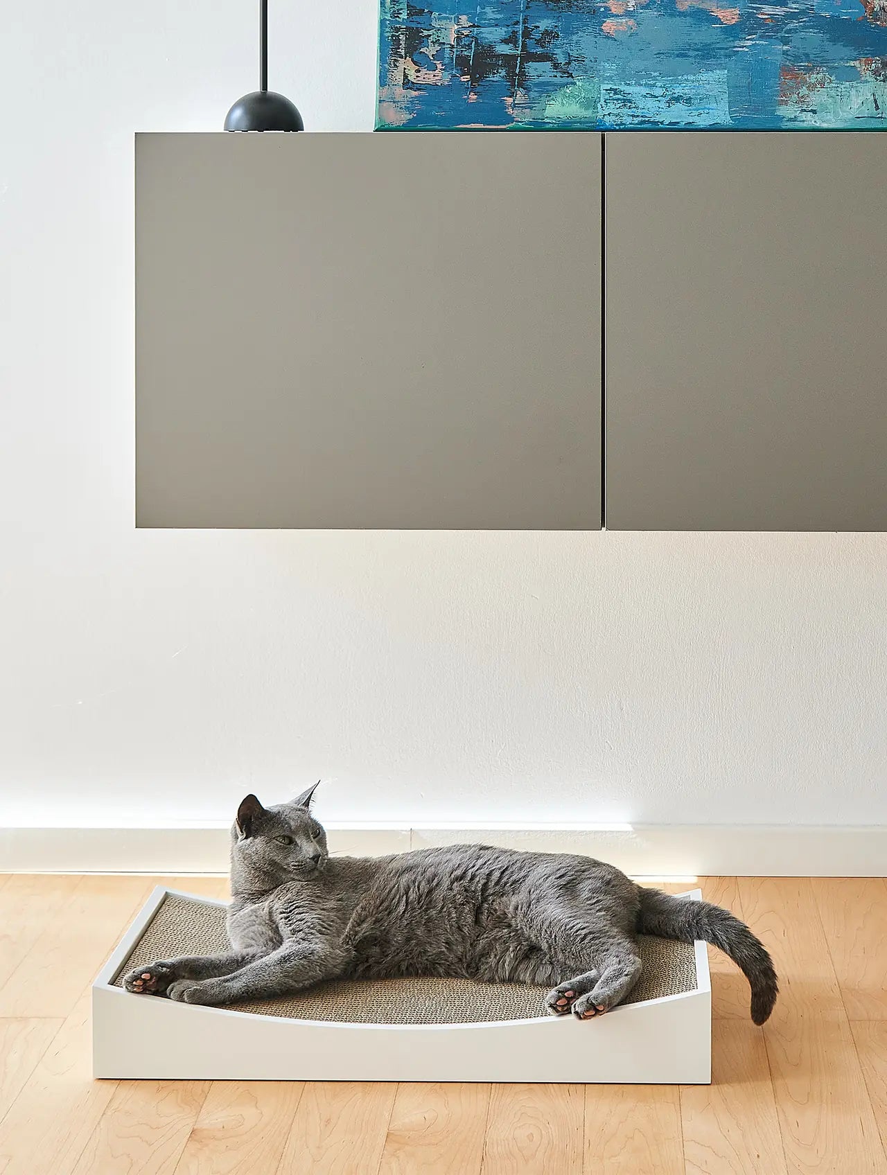 MiaCara Gratta oak wood cat scratching board - lifestyle 2