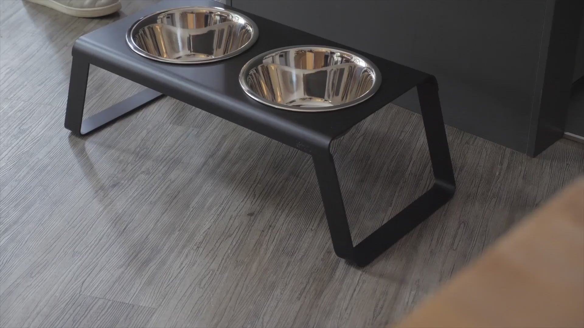 MiaCara Desco Aluminium Dog Feeder lifestyle video